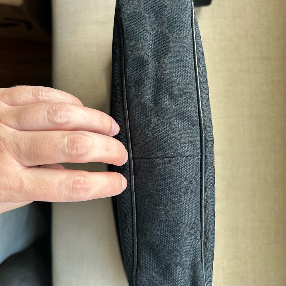 Gucci Black Monogram Bag with Embellished Bee - Picture 14 of 15